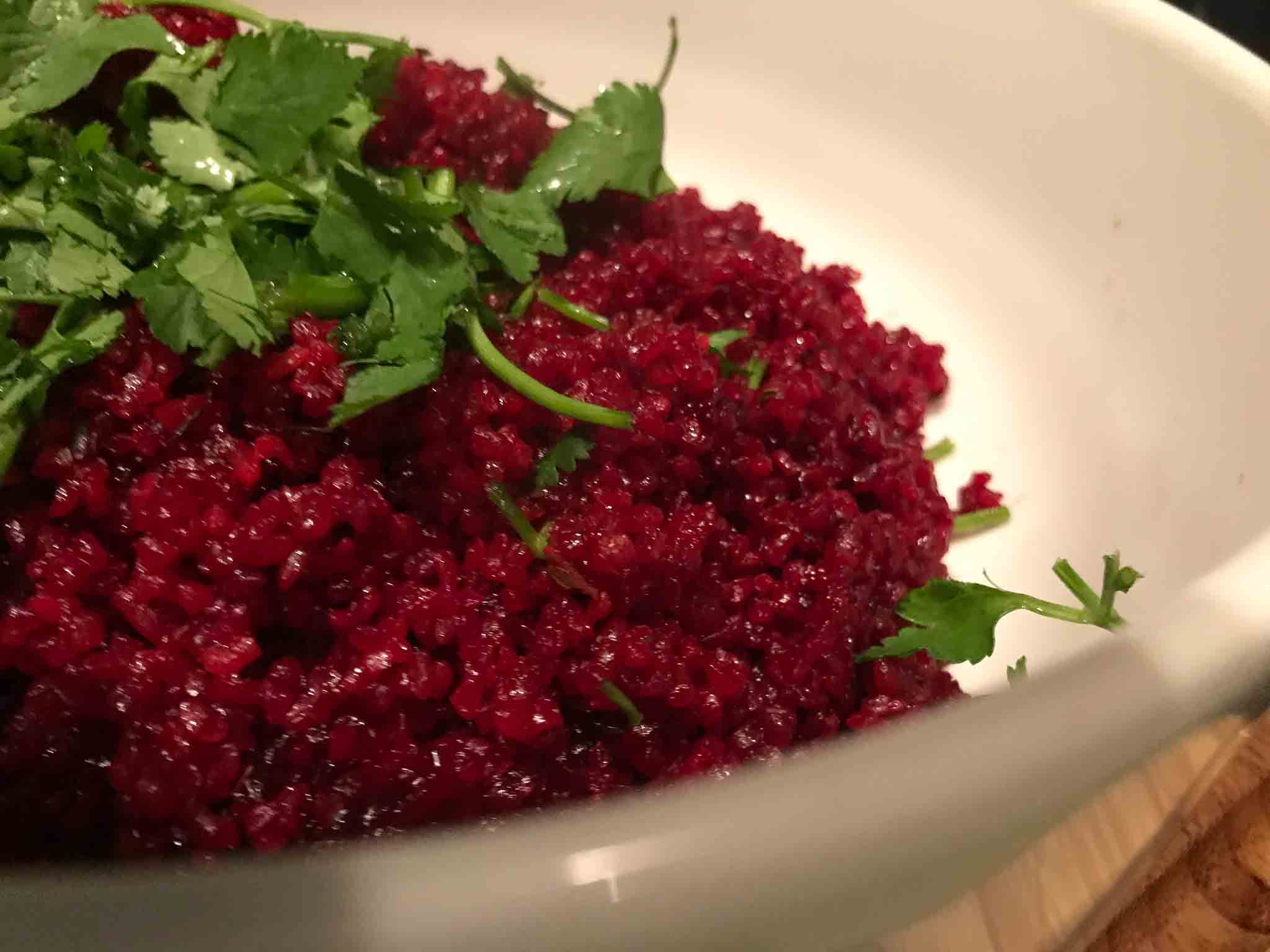 Bietenrisotto in wit kommetje.