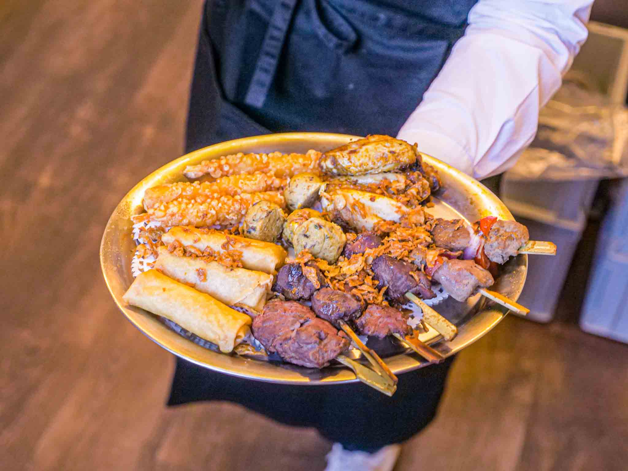 Een plakaat met een verscheidenheid aan vleeshapjes.